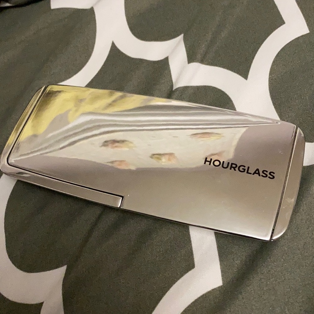 Hourglass metallic strobe lighting palette